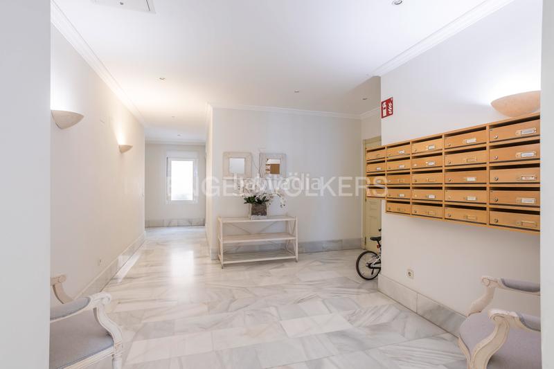 Foto 3397ec8a-59af-4a03-af5f-51871d7c149c. Ático luminoso ático dúplex con garaje en los Jerónimos en Madrid