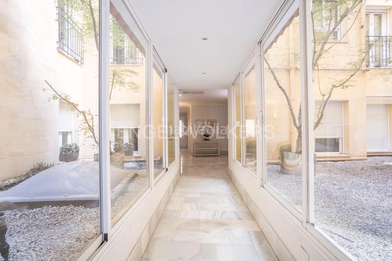 Foto 344d05a1-8cd8-484a-89de-b77ed649706d. Ático luminoso ático dúplex con garaje en los Jerónimos en Madrid