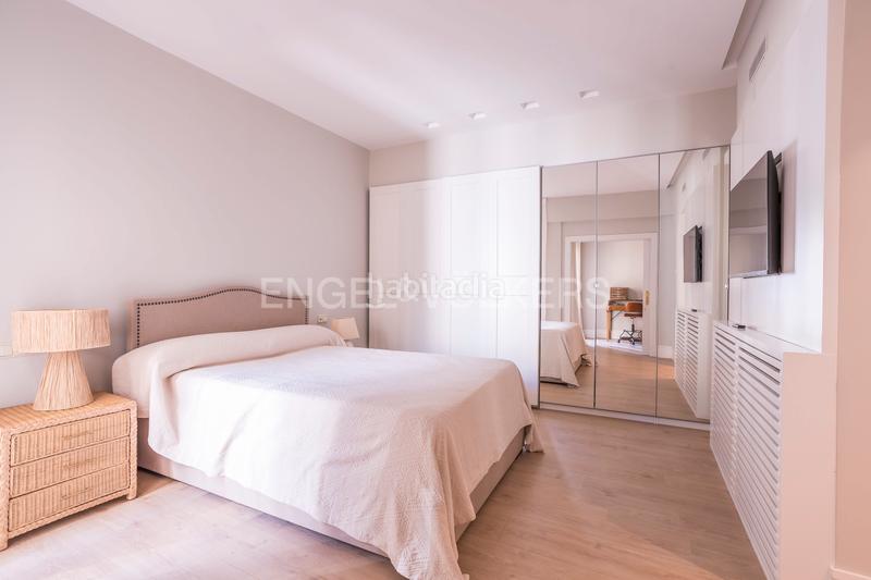 Foto 3c411710-09d6-45f5-a78b-92dc7dd8e8c4. Ático luminoso ático dúplex con garaje en los Jerónimos en Madrid