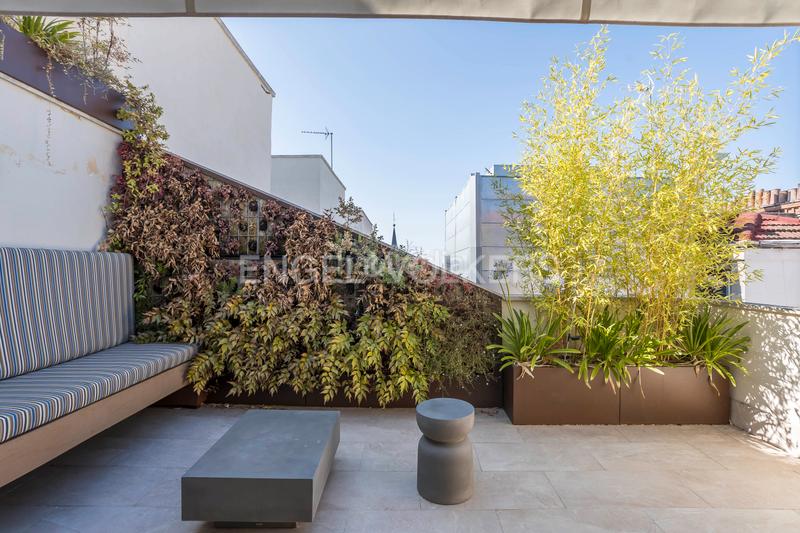 Foto 45fb8715-555b-4492-9acb-7dab988eb00e. Ático luminoso ático dúplex con garaje en los Jerónimos en Madrid