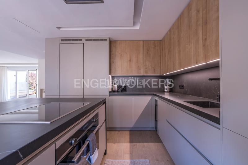 Foto 4965ddb9-5c3f-45c3-8b72-6949fbc48567. Ático luminoso ático dúplex con garaje en los Jerónimos en Madrid