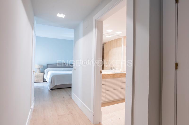 Foto 4d926b4a-a092-4926-a361-567e141e56f8. Ático luminoso ático dúplex con garaje en los Jerónimos en Madrid