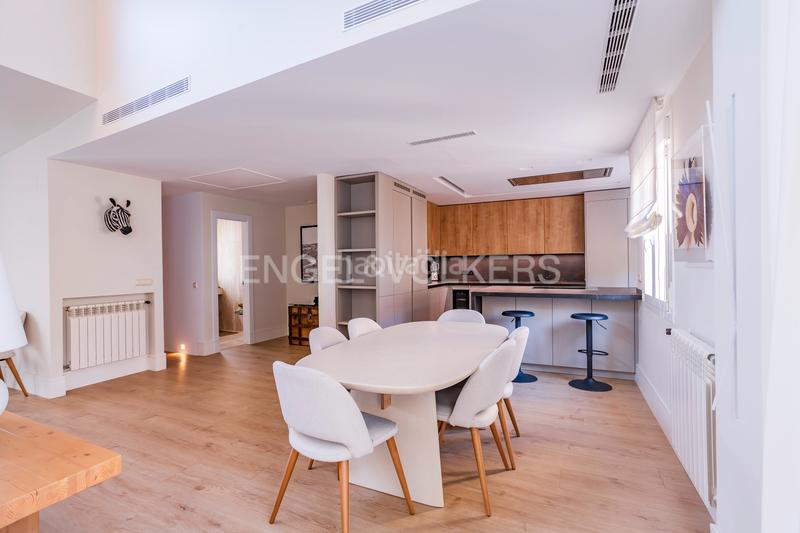 Foto 5694b7fe-6ca6-479f-b361-e1f7a0db3085. Ático luminoso ático dúplex con garaje en los Jerónimos en Madrid