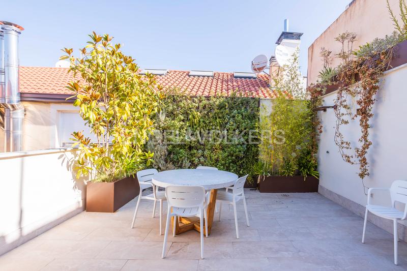 Foto 5b4005ef-426a-4af3-b39c-a2834f41d686. Ático luminoso ático dúplex con garaje en los Jerónimos en Madrid