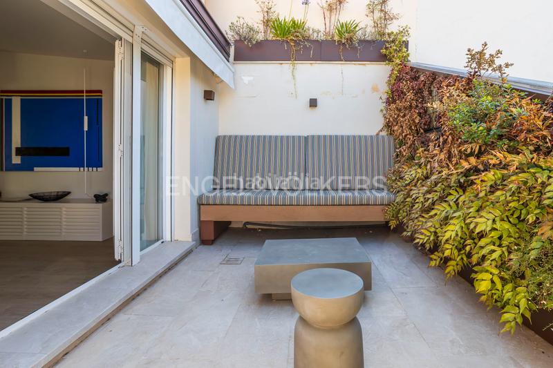 Foto 5f10b80f-ac87-4e2e-a2c7-510e90b76a6f. Ático luminoso ático dúplex con garaje en los Jerónimos en Madrid