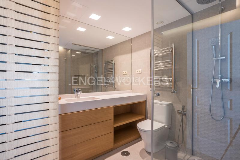 Foto 5f9b9842-d730-4c69-bd60-2ccaa7b6492e. Ático luminoso ático dúplex con garaje en los Jerónimos en Madrid