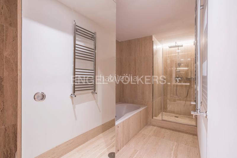 Foto 6107a41d-45dc-4b0c-930f-9133217f10d1. Ático luminoso ático dúplex con garaje en los Jerónimos en Madrid