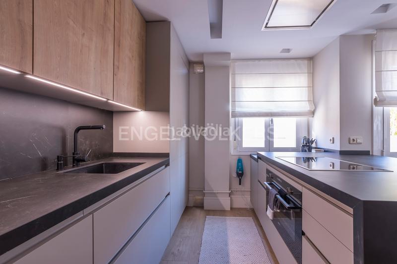 Foto 766ef84e-b83c-4fe4-84db-15af8bb31fc3. Ático luminoso ático dúplex con garaje en los Jerónimos en Madrid