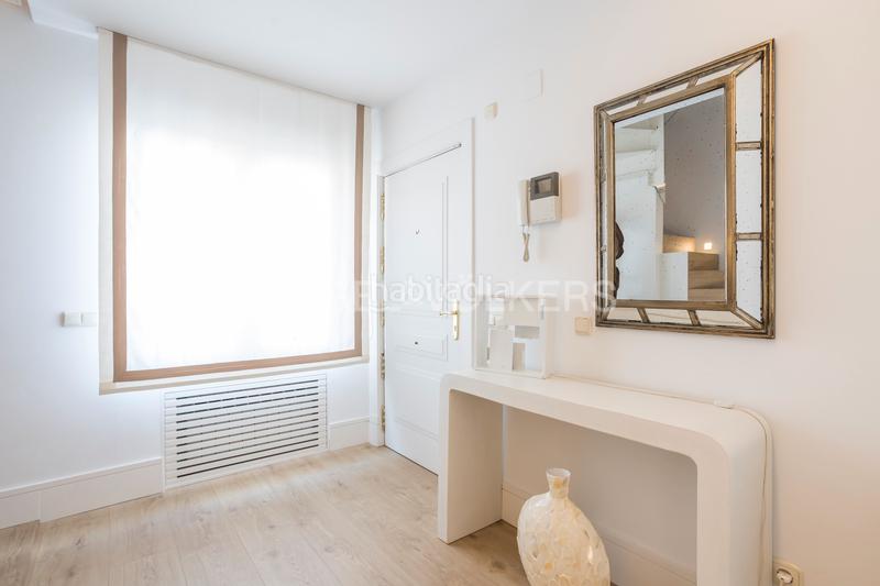 Foto 89adbf59-3a29-4ee5-b757-5a7e2e762377. Ático luminoso ático dúplex con garaje en los Jerónimos en Madrid