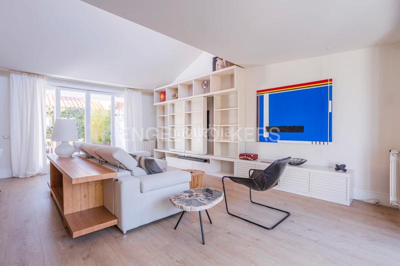 Foto 8a43bdf4-3d9d-43a1-8206-e23426b4e30c. Ático luminoso ático dúplex con garaje en los Jerónimos en Madrid