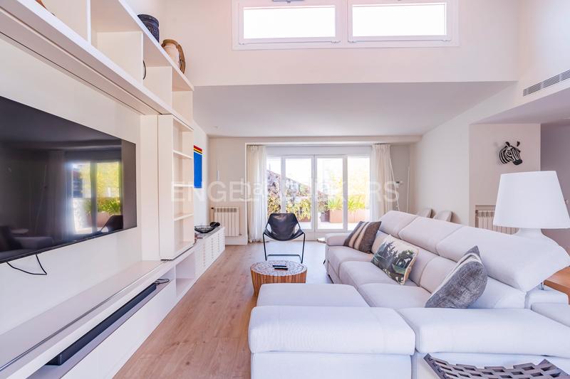 Foto 9542668c-7272-4081-975c-3f837bd59d34. Ático luminoso ático dúplex con garaje en los Jerónimos en Madrid