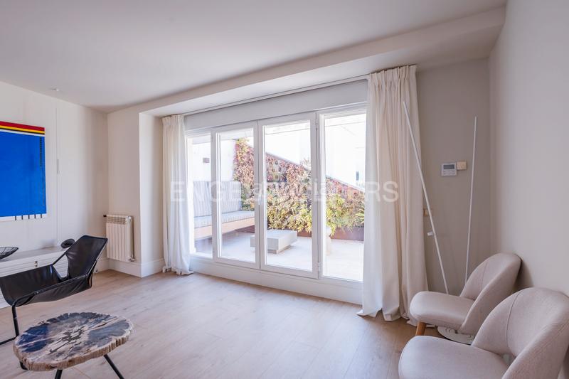 Foto 987ec789-ccc6-412a-b760-7efc2f990a83. Ático luminoso ático dúplex con garaje en los Jerónimos en Madrid