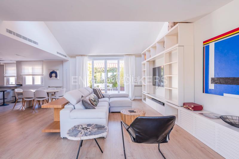 Foto 9b28abd8-f691-4314-899f-0cebe5565b9b. Ático luminoso ático dúplex con garaje en los Jerónimos en Madrid