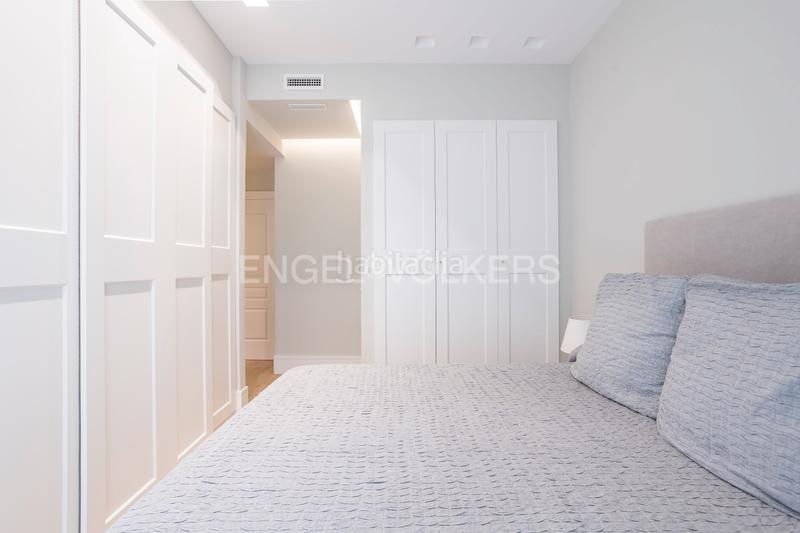 Foto 9bc9ff32-3fae-4721-8d3b-3666661feebd. Ático luminoso ático dúplex con garaje en los Jerónimos en Madrid