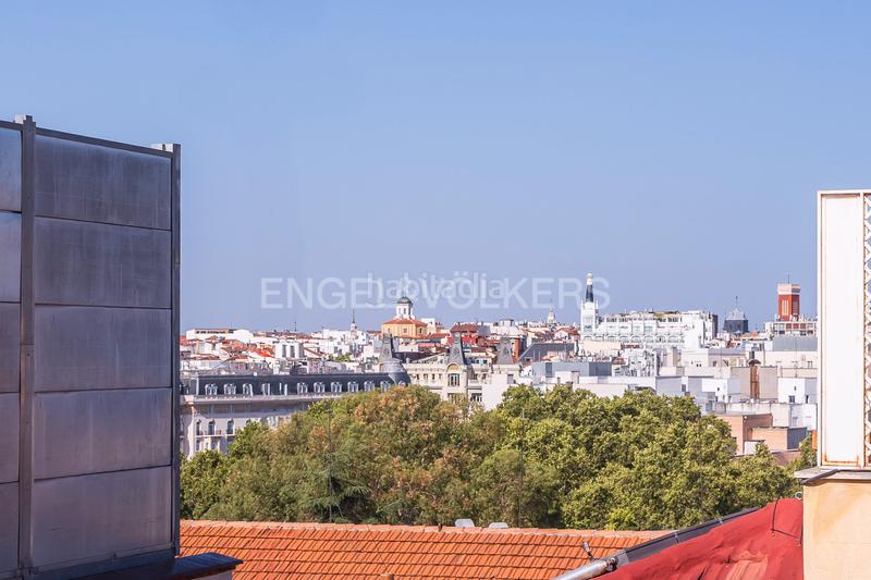 Foto a1c9bb72-b39e-4976-ac86-b905bc74a851. Ático luminoso ático dúplex con garaje en los Jerónimos en Madrid
