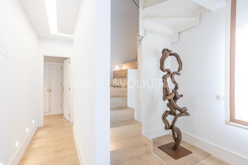 Foto a631cffa-0a1d-42a2-880d-79cc77f6b97c. Ático luminoso ático dúplex con garaje en los Jerónimos en Madrid