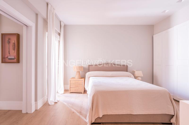 Foto a7928bb5-61a7-4b65-a15f-261499306709. Ático luminoso ático dúplex con garaje en los Jerónimos en Madrid