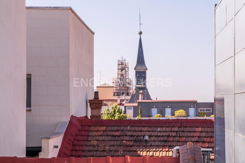 Foto bc78fa52-a219-4e81-b838-d6917376266c. Ático luminoso ático dúplex con garaje en los Jerónimos en Madrid