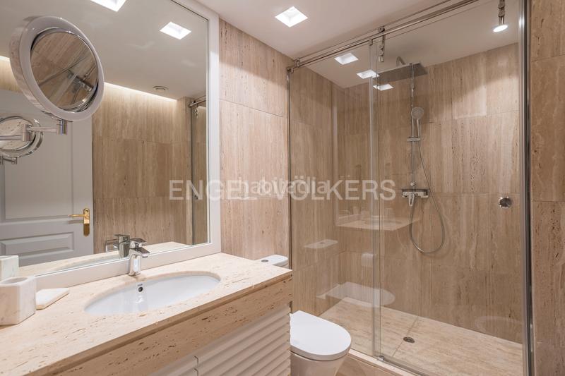 Foto c1fa3911-36eb-42bb-949b-3de72a1ecff3. Ático luminoso ático dúplex con garaje en los Jerónimos en Madrid