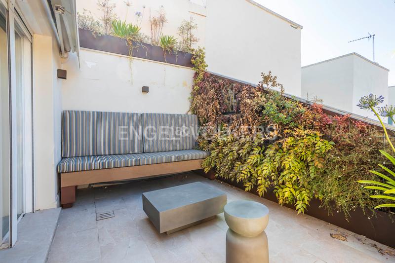 Foto cefb432c-dfd3-4b07-a734-d1fb1e9e8040. Ático luminoso ático dúplex con garaje en los Jerónimos en Madrid