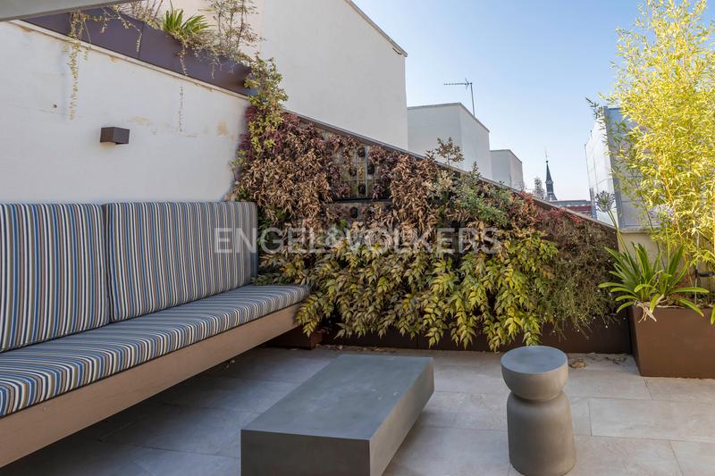 Foto dd8a8b2c-b06a-4c46-be33-94e2706db4b1. Ático luminoso ático dúplex con garaje en los Jerónimos en Madrid