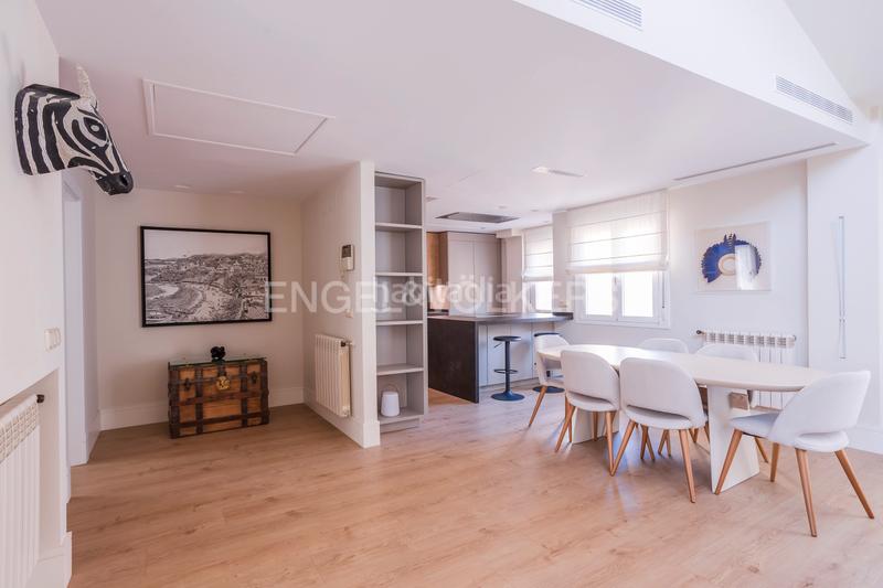 Foto e64d726e-a522-4caa-b86e-064e6185bce2. Ático luminoso ático dúplex con garaje en los Jerónimos en Madrid