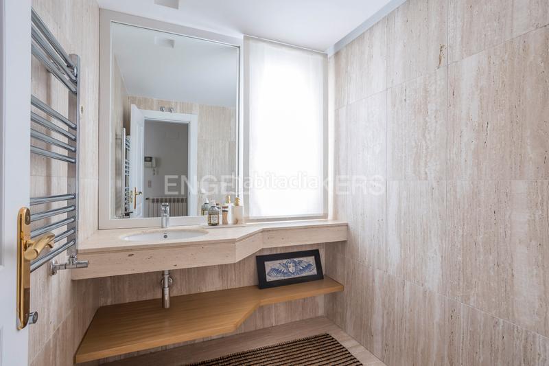 Foto ee8f9f20-1719-4cb6-9b43-c9102a00e1bb. Ático luminoso ático dúplex con garaje en los Jerónimos en Madrid