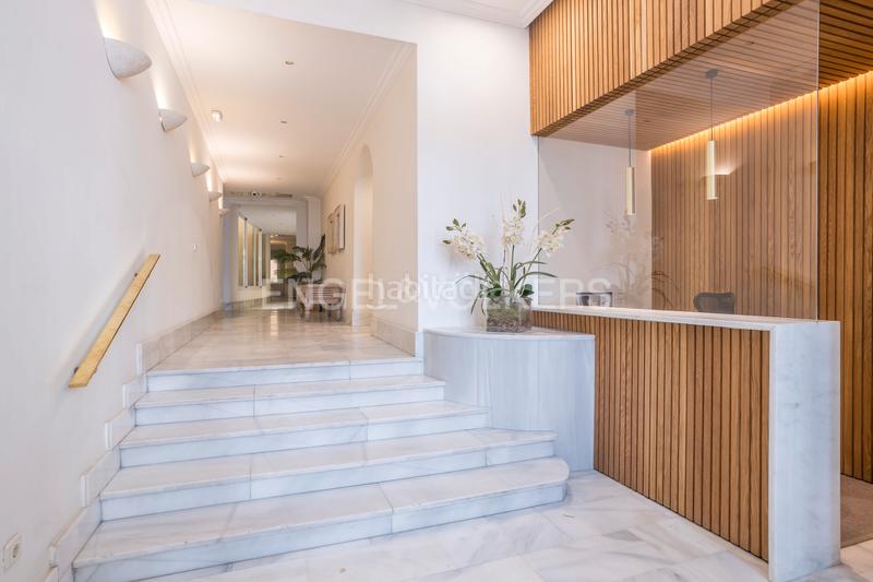 Foto f3d9dce1-baf1-4625-9185-1033077e9061. Ático luminoso ático dúplex con garaje en los Jerónimos en Madrid