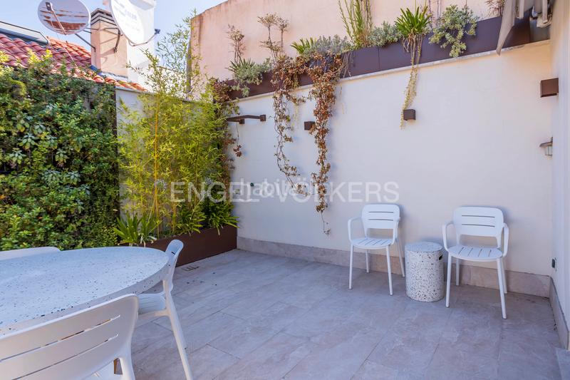 Foto fa2984e9-3fa0-4fca-8813-53909c87d7d4. Ático luminoso ático dúplex con garaje en los Jerónimos en Madrid