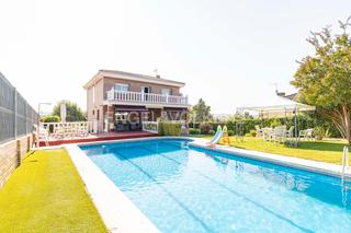 Casa en Las Vegas-Santa María. Majestuosa casa con piscina privada en villanueva del pardillo