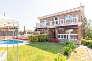 Maison à Las Vegas-Santa María. Majestuosa casa con piscina privada en villanueva del pardillo