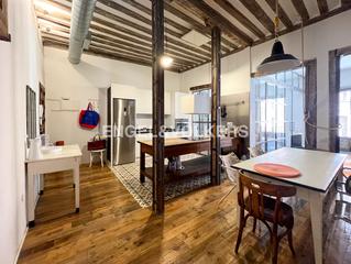 Alquiler Apartamento en Embajadores-Lavapiés. Encantador piso amueblado de 2 dormitorios y 2 baños en la latin
