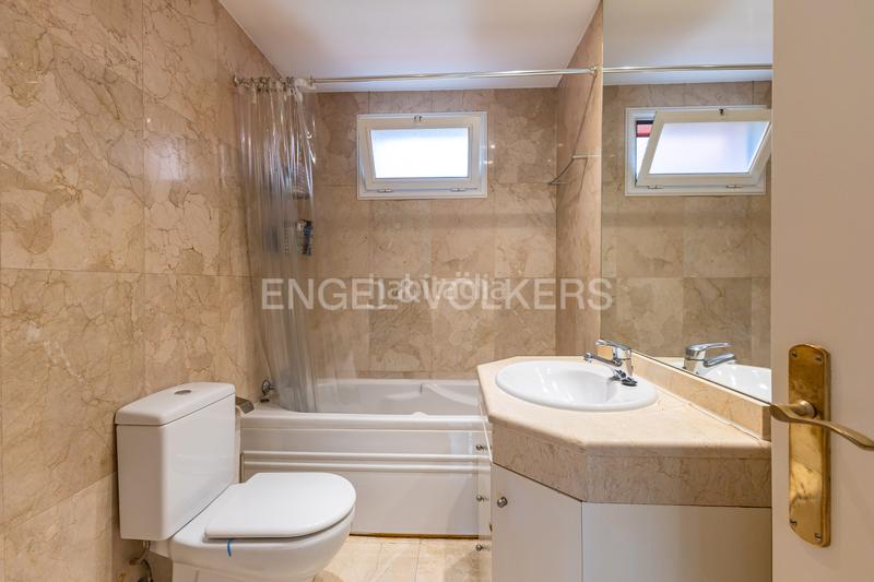 Foto 0f353106-44ea-48cc-9ed6-20fe8500830a. Casa amplio chalet con piscina junto a valdebebas en Madrid