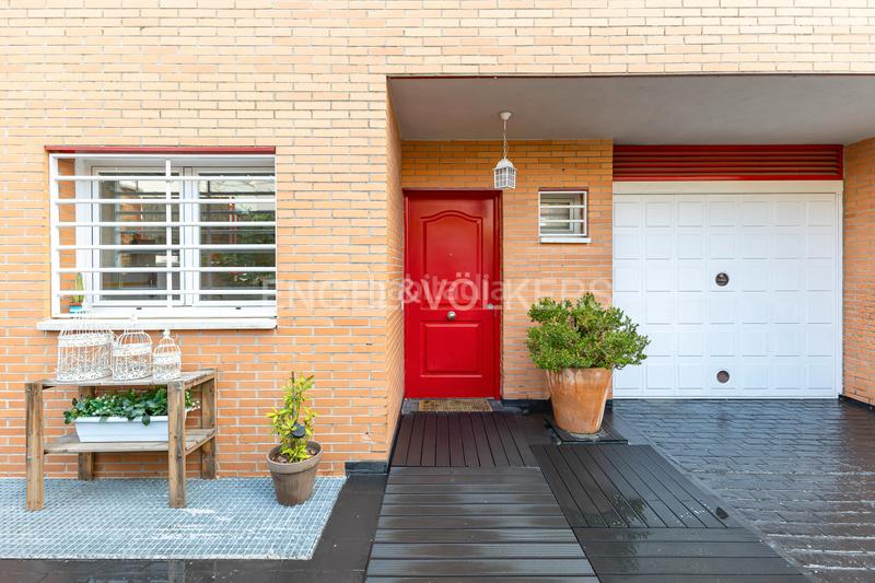Foto 75a8af1c-8ae1-4da0-8206-29c9b6bbc49e. Casa amplio chalet con piscina junto a valdebebas en Madrid