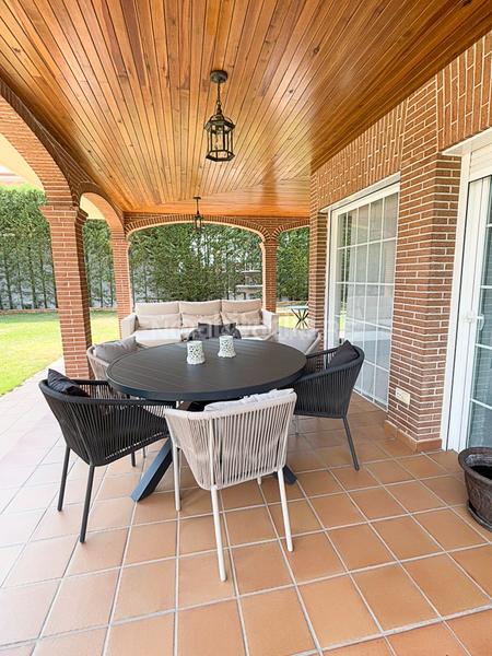 Foto 2bb908c7-37a0-4ba7-8536-e1408b898842. Casa espectacular chalet independinte con terreno y piscina en Villalbilla