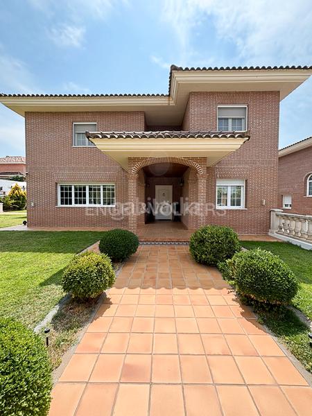 Foto cc2d4f31-59ff-4d54-be90-5a33fc71e8b9. Casa espectacular chalet independinte con terreno y piscina en Villalbilla