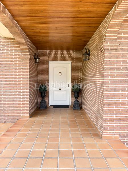 Foto d371d24e-6ccd-4e0d-ac78-d4ead0e46200. Casa espectacular chalet independinte con terreno y piscina en Villalbilla