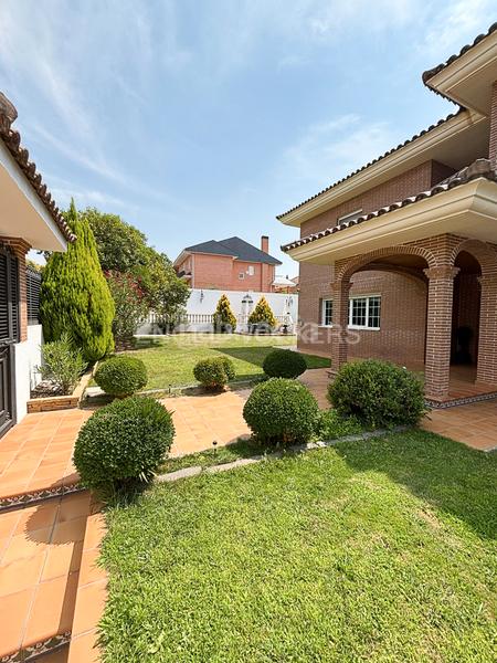 Foto d64000de-4724-4b4b-9549-2ff870db4fa5. Casa espectacular chalet independinte con terreno y piscina en Villalbilla