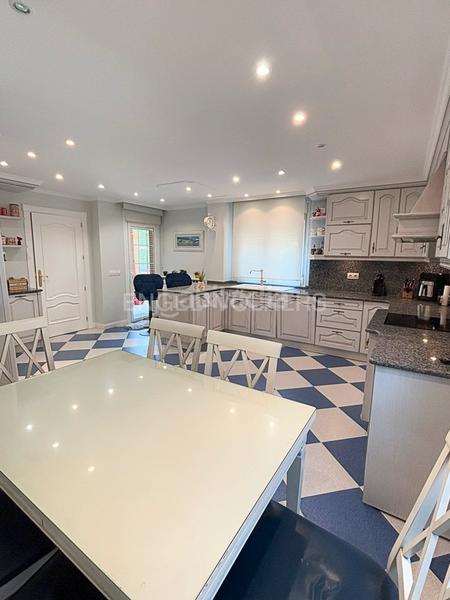 Foto d9ed2141-1dbd-43a9-bc26-5d3b2b52cd83. Casa espectacular chalet independinte con terreno y piscina en Villalbilla