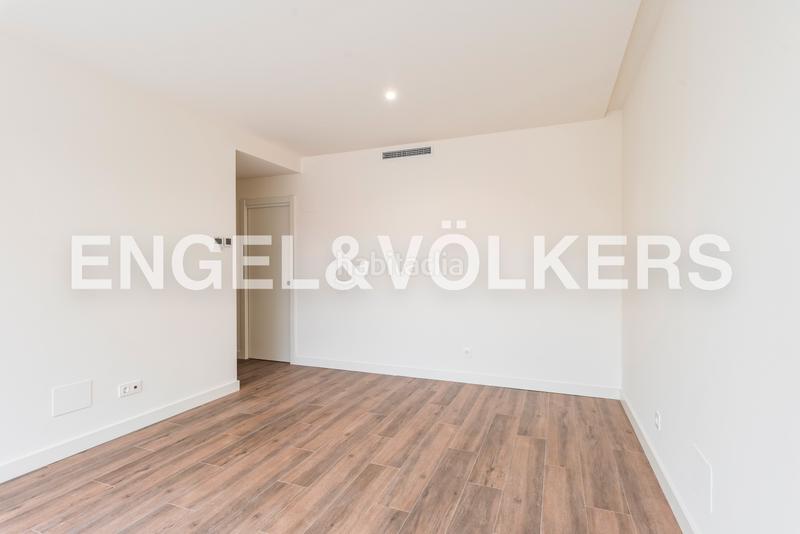 Foto 702572e9-68a7-4f5a-a3ff-2a28ba22b064. Location attique avec chauffage parking piscine dans Madrid