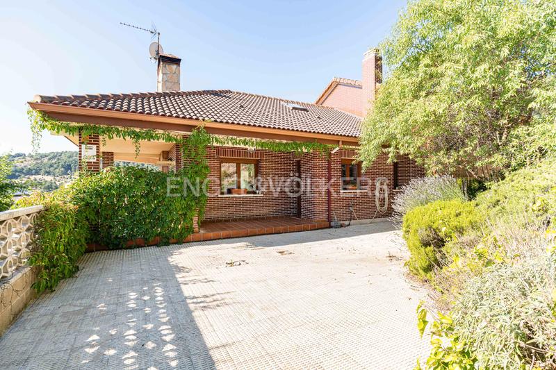Foto f0bc69b8-c87a-41bc-a4df-1e48a03229f6. House with heating parking pool in Becerril de la Sierra
