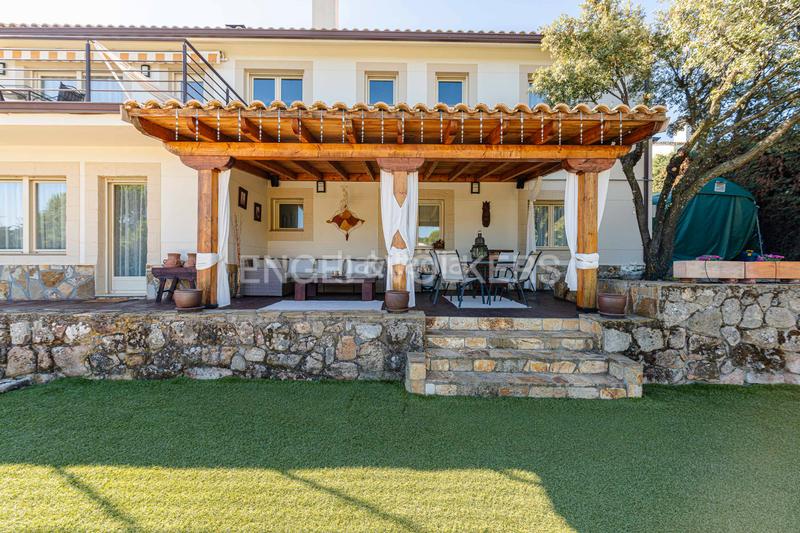 Foto 31a5fff1-366a-4516-b2a2-e95d1172af8f. Casa magnifico chalet moderno en jarabeltran en Pino Alto-Navarredonda Valdemorillo