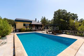 Casa en Cerro Alarcón. Magnífico chalet con gran parcela en valdemorillo
