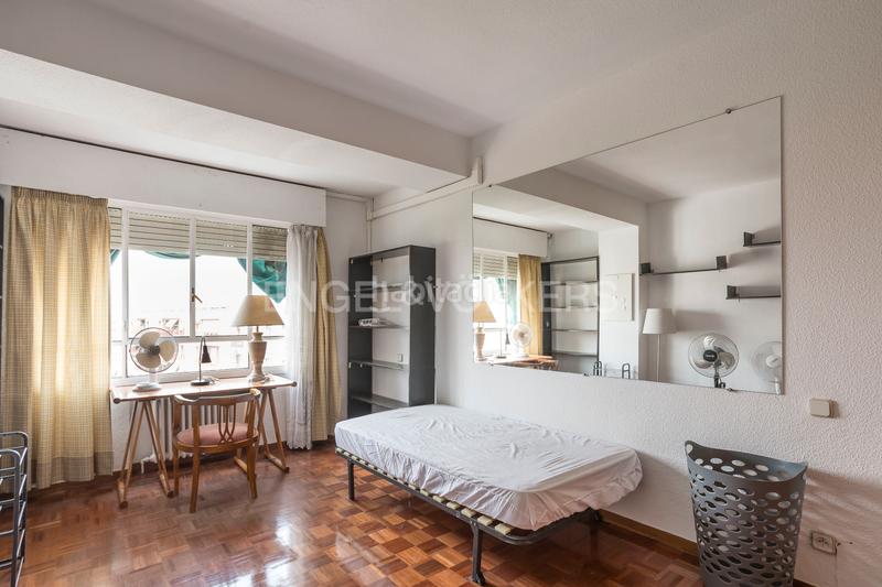 Foto 2143875d-348b-4e36-af89-365f66442d83. Apartamento exclusivo piso con 2 terrazas para reformar en conde duque en Madrid