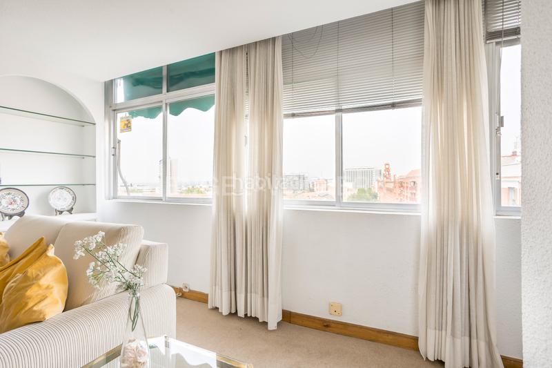 Foto d142cc70-953d-4e02-9ee6-592b0ea93f14. Apartamento exclusivo piso con 2 terrazas para reformar en conde duque en Madrid