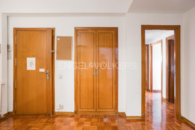 Foto f1ac7db2-ed50-47ef-bacb-03b942814250. Apartamento exclusivo piso con 2 terrazas para reformar en conde duque en Madrid