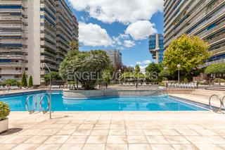 Apartamento en San Pascual. Exclusivo piso con terrazas, piscina y zonas deportivas en el co