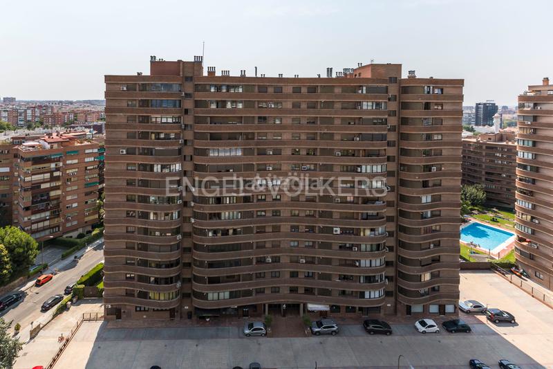 Foto fc59e258-0dcb-4b92-b7d9-f57dd013ce5f. Apartamento exclusivo piso con terrazas, piscina y zonas deportivas en el corazón de ciudad lineal. en Madrid