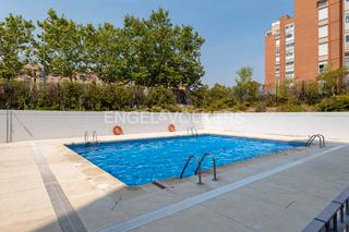 Apartamento en PAU de Carabanchel. Ático duplex en urbanización con piscina