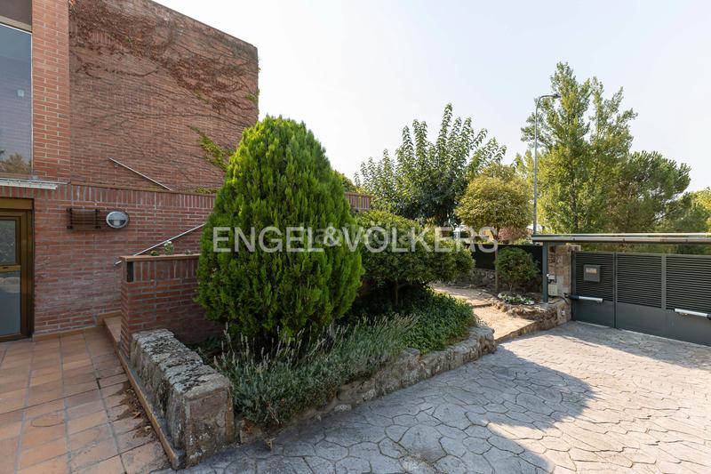 Foto 187bce3e-4e58-4671-abdf-8dc50bc9c246. Casa amb calefacció aparcament a Parquelagos-Puente Nuevo Galapagar